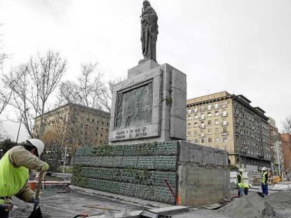 Frente a la estatua habrá un pequeño estanque.