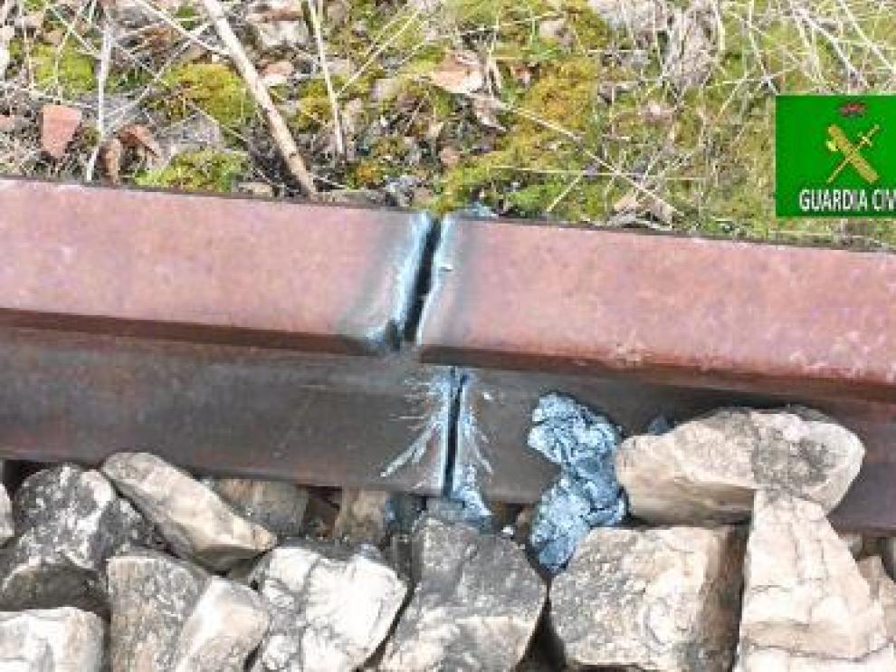 Cortaban los raíles por tramos para cargarlos en la furgoneta.