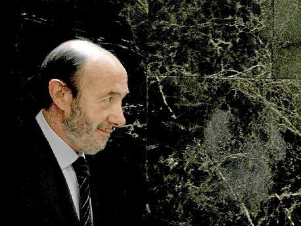 El vicepresidente primero y ministro del Interior, Alfredo Pérez Rubalcaba, se dirige al hemiciclo para asistir al pleno del Congreso de los Diputados, ayer.