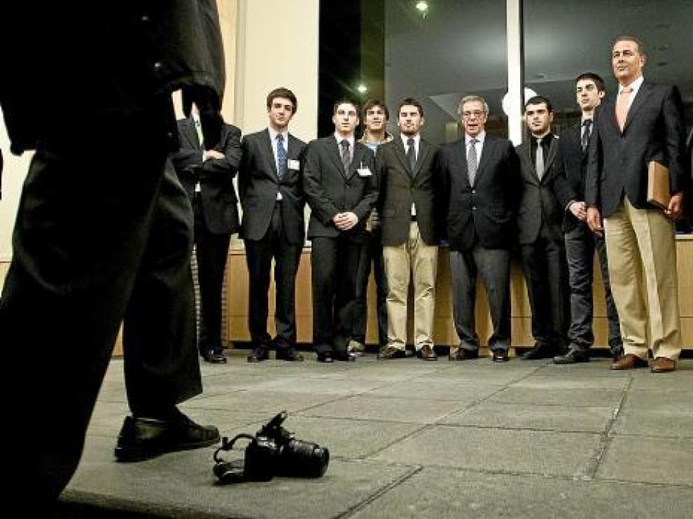 César Alierta, presidente de Telefónica, junto a alumnos del Colegio Mayor Miraflores.