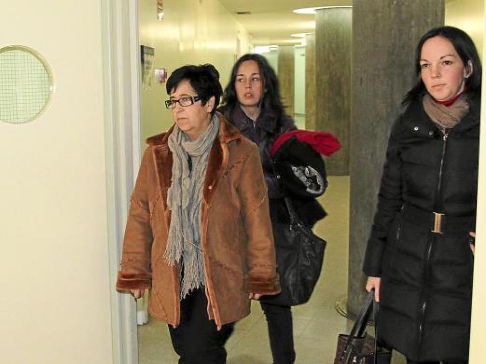 Griselda Moret, con abrigo marrón, saliendo de los juzgados de Lérida con su abogada -derecha-.