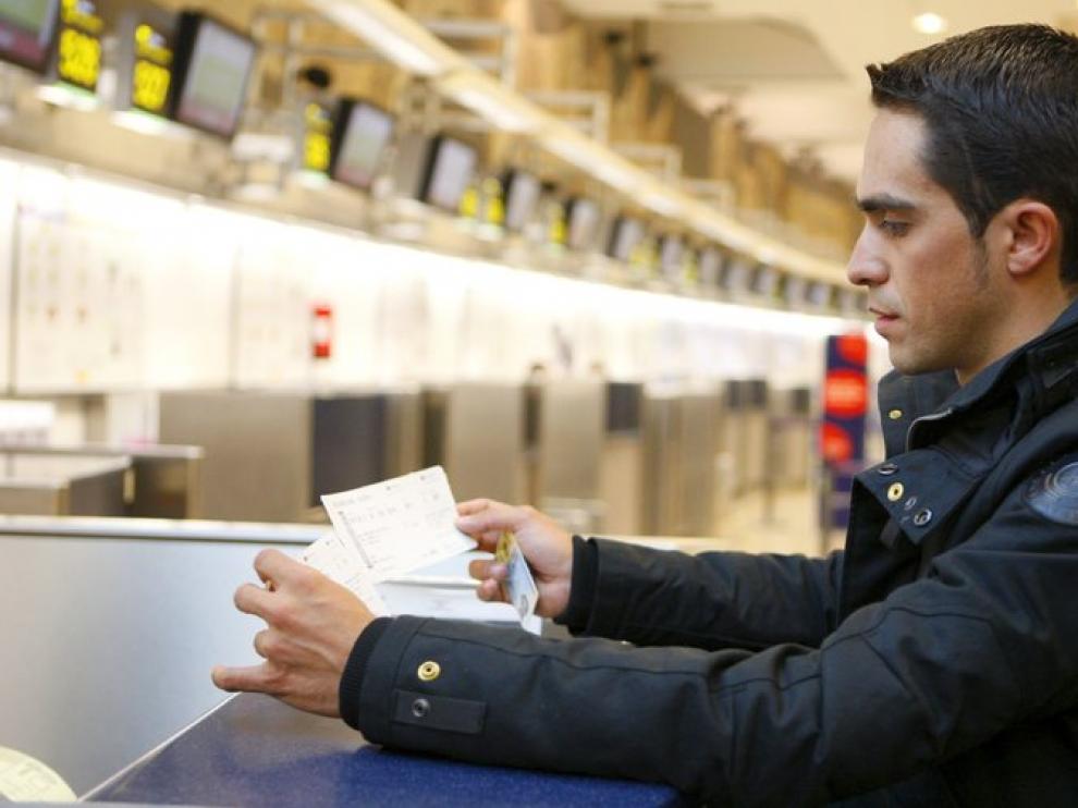 Contador tuvo que viajar de madrugada a Portugal