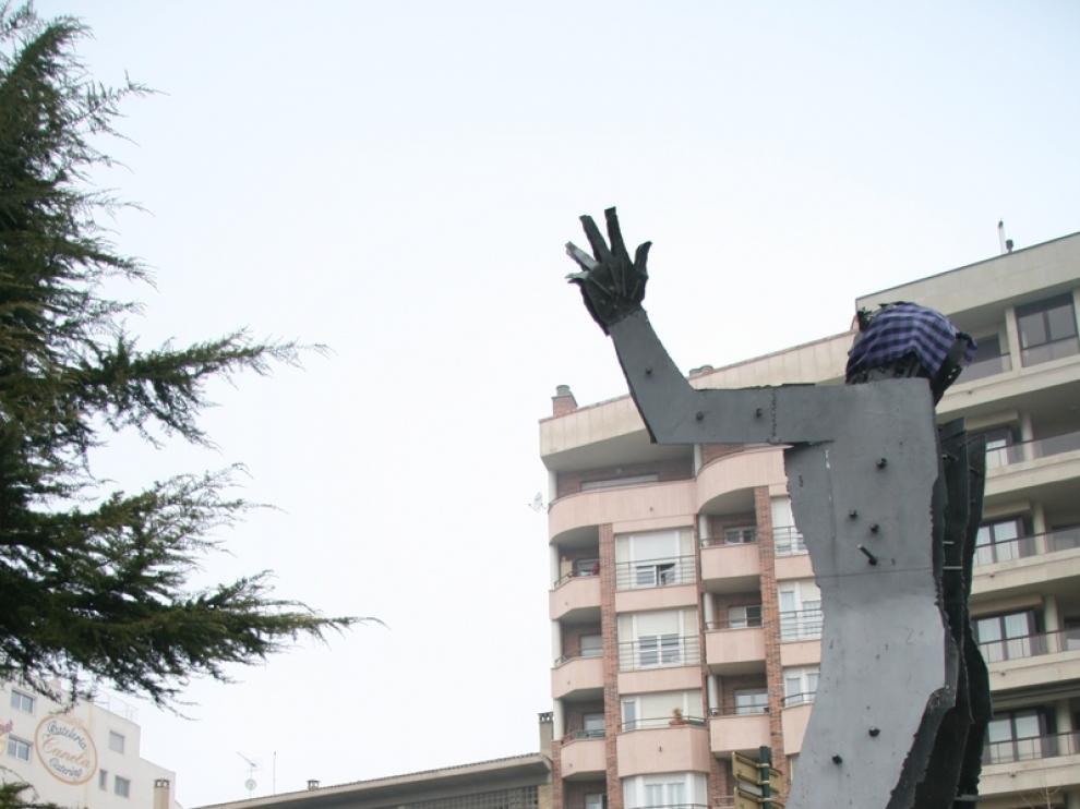 Una alumna deposita su flor en el monumento de Costa