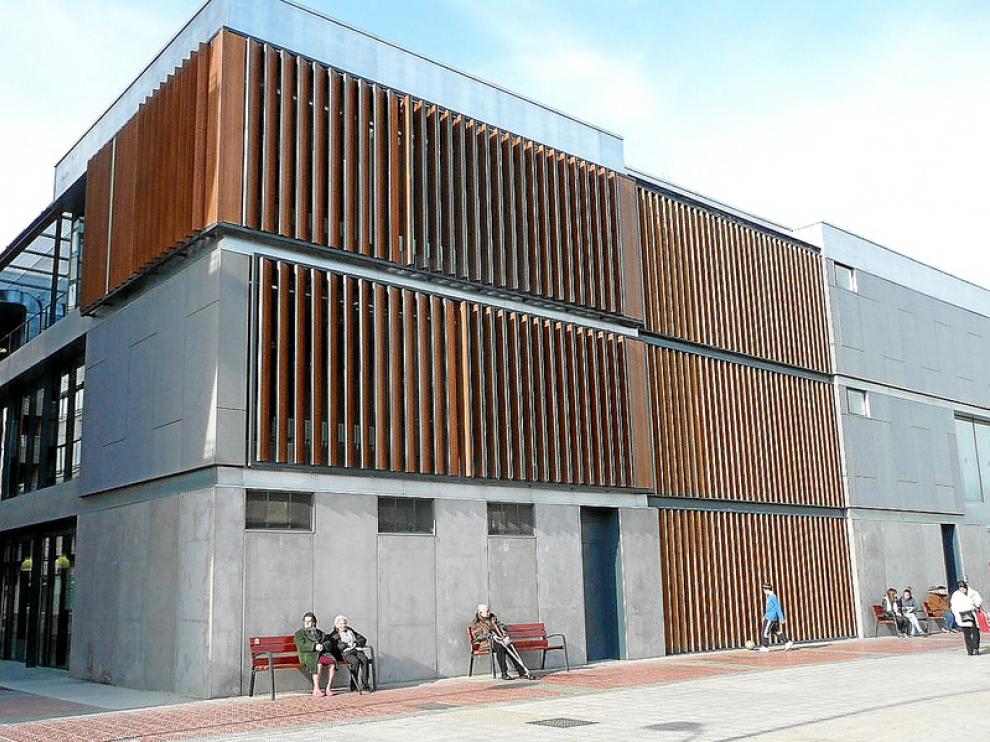 Exteriores del Centro de Mayores Rey Fernando de Carroquino, Iturralde y Hans Finner.