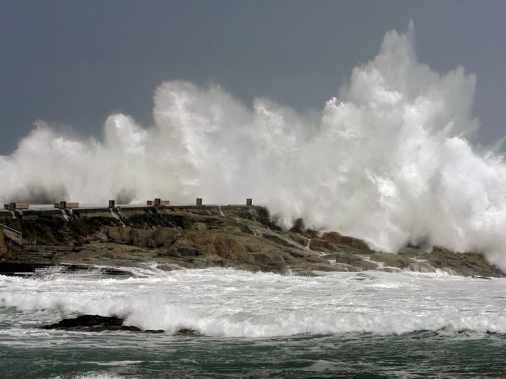 Una ola rompe en La Coruña