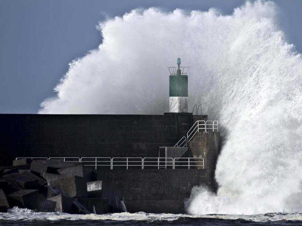 Una ola rompre en La Coruña