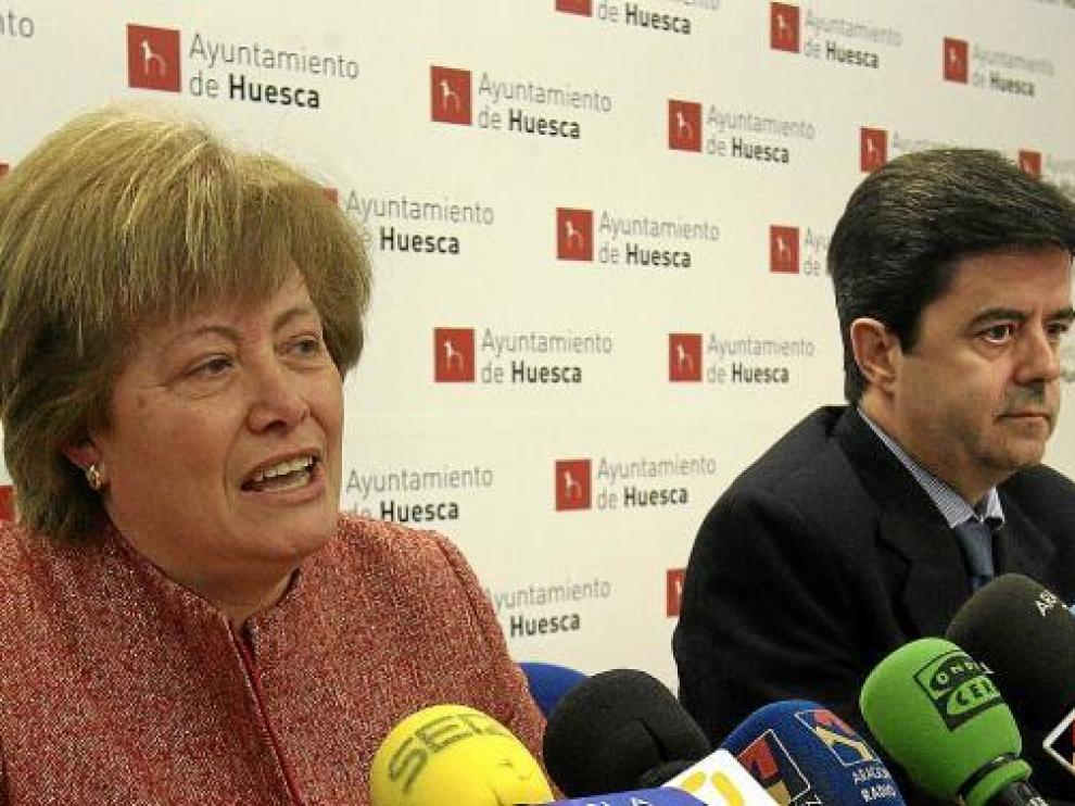 El alcalde de Huesca, Luis Felipe, y la concejal de Participación Ciudadana, ayer en rueda de prensa.