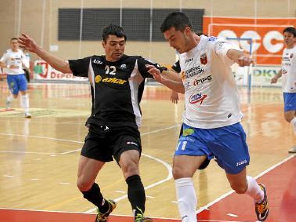 Raúl, del Sala 10, intenta zafarse de un jugador rival.
