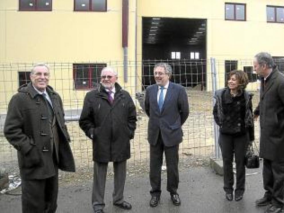 Silva, en el centro, durante su visita al nuevo polígono de Biescas.