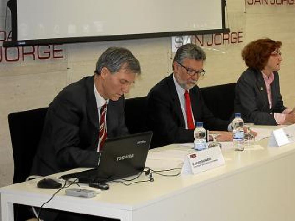 David Chimarro, Pedro Larraz y Pilar Molinero, ayer en la USJ.