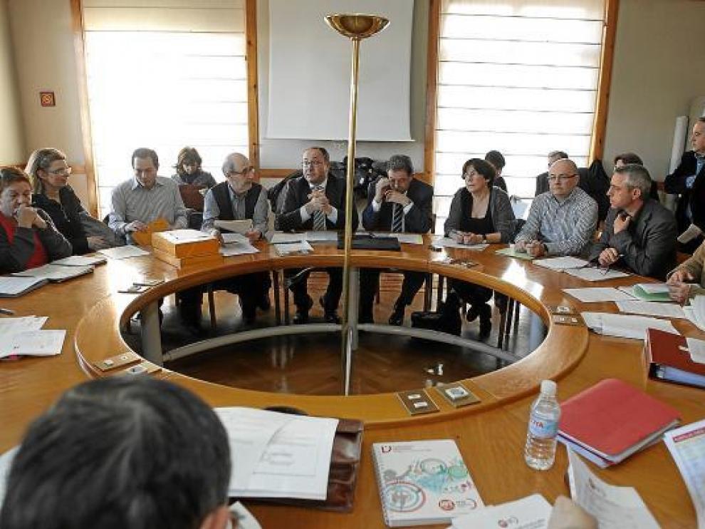 Sindicatos y representantes del Gobierno de Aragón en la reunión de la Mesa Sectorial de Educación.