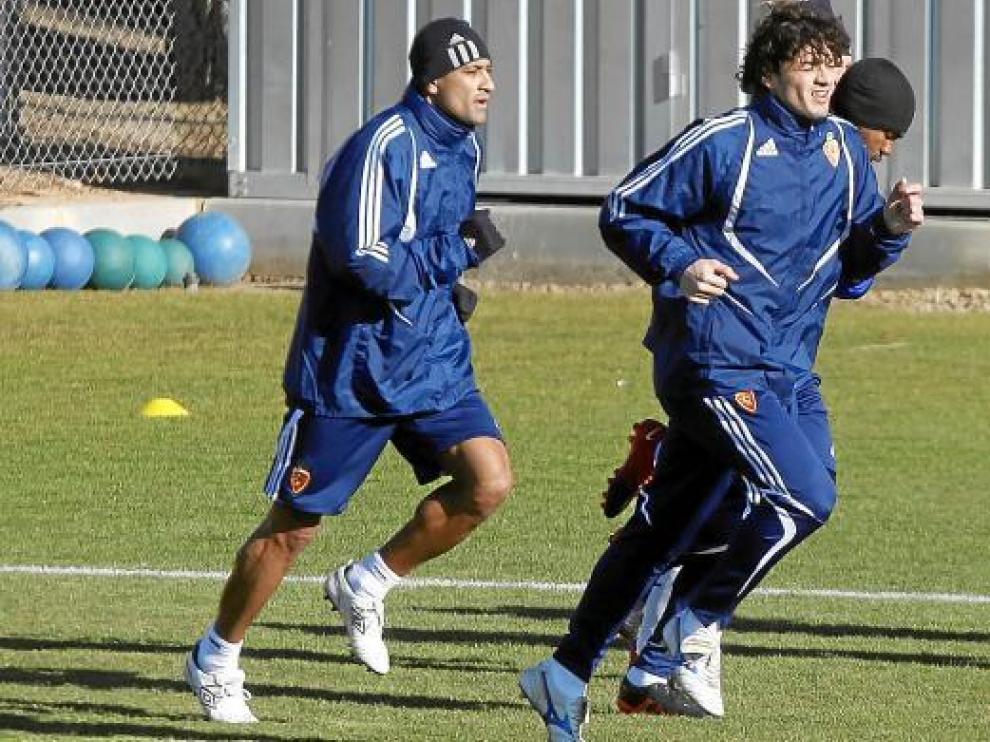 Da Silva corre detrás de Contini, en un entrenamiento del Real Zaragoza.