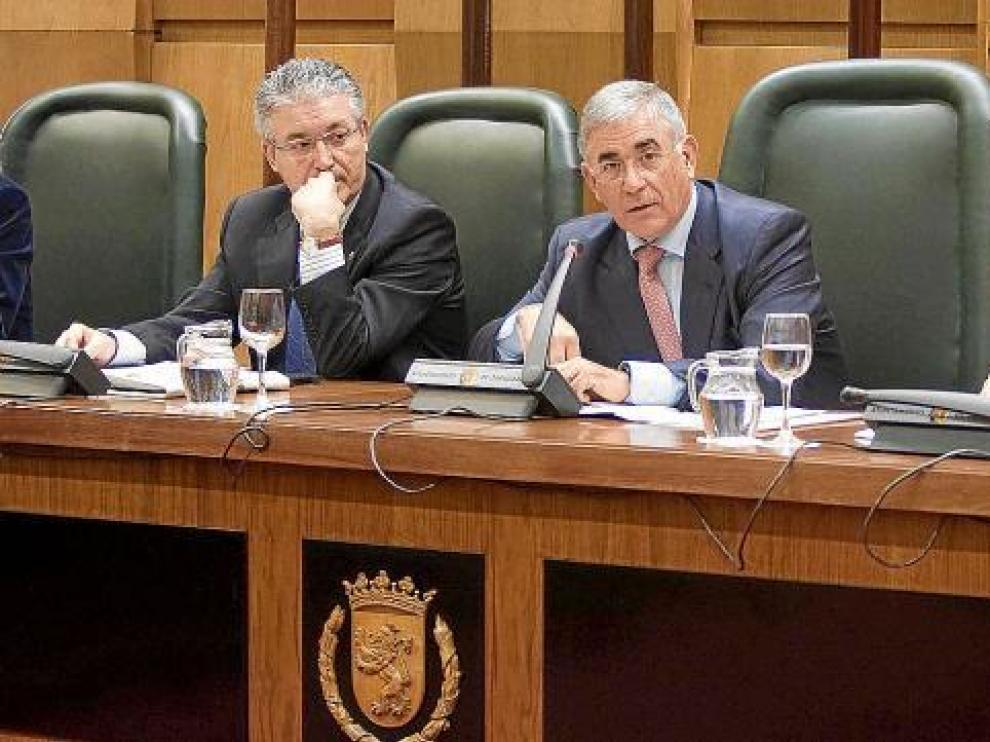 Manuel Blasco, en el centro, presentó ayer el estudio de viabilidad del estadio en la comisión de Fomento y Deportes.