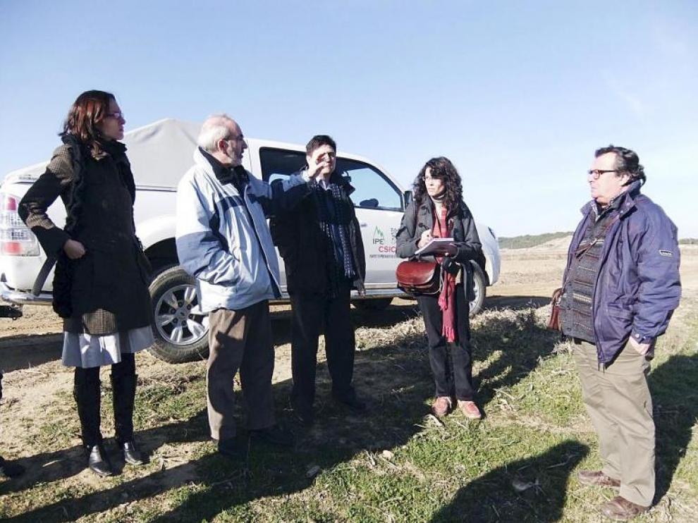 Los expertos a los que Bruselas ha encargado el seguimiento del proyecto, ayer, en Los Monegros.