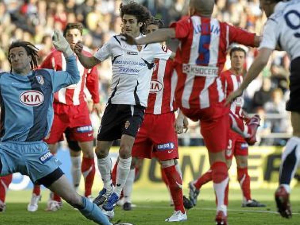 Leo Franco, peinado con rastas, encaja un gol en La Romareda en presencia de Aimar y Sergio García.
