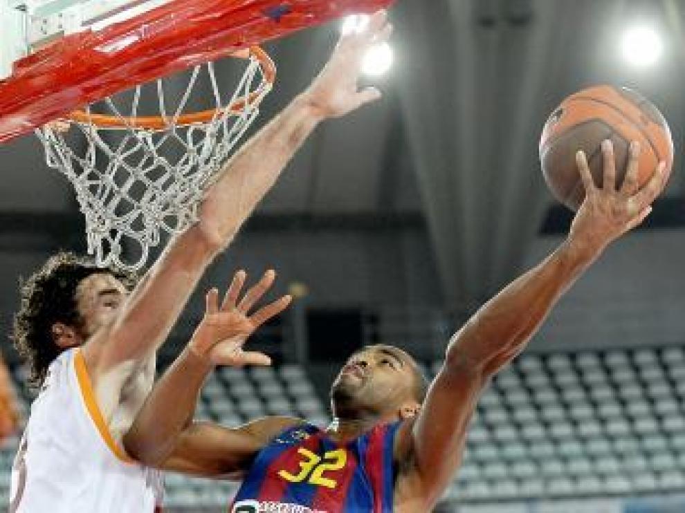 Anderson trata de anotar, en el partido de ayer.