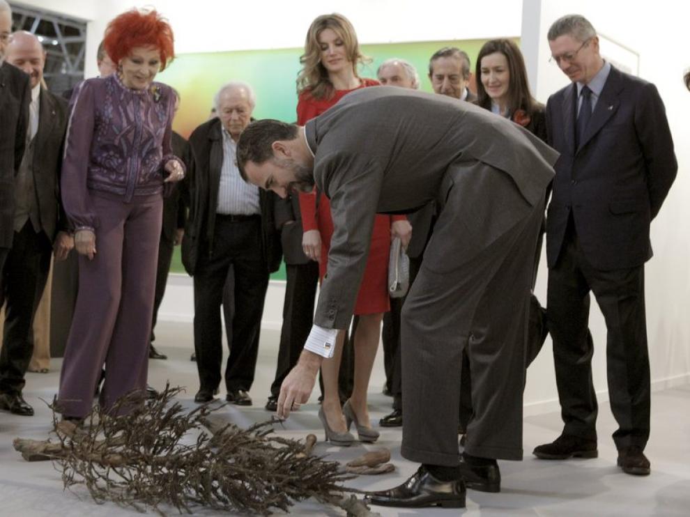 Don Felipe y doña Letizia observan una escultura de Fernando Sánchez Castillo, 'Christmas trees'