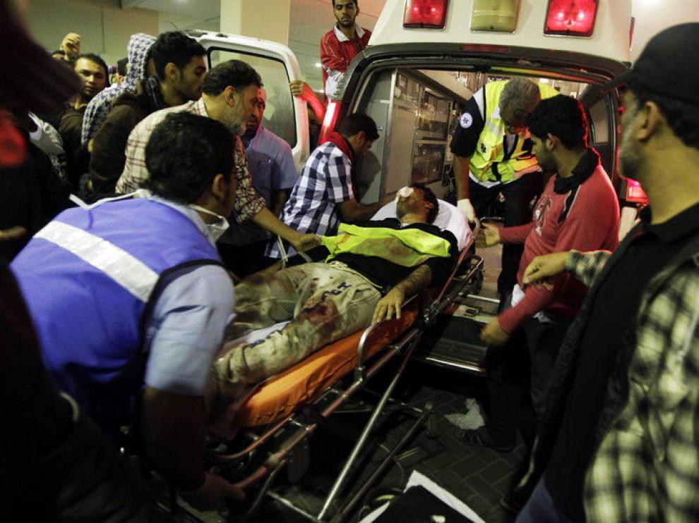 Un manifestante es evacuado al hospital den Manama.
