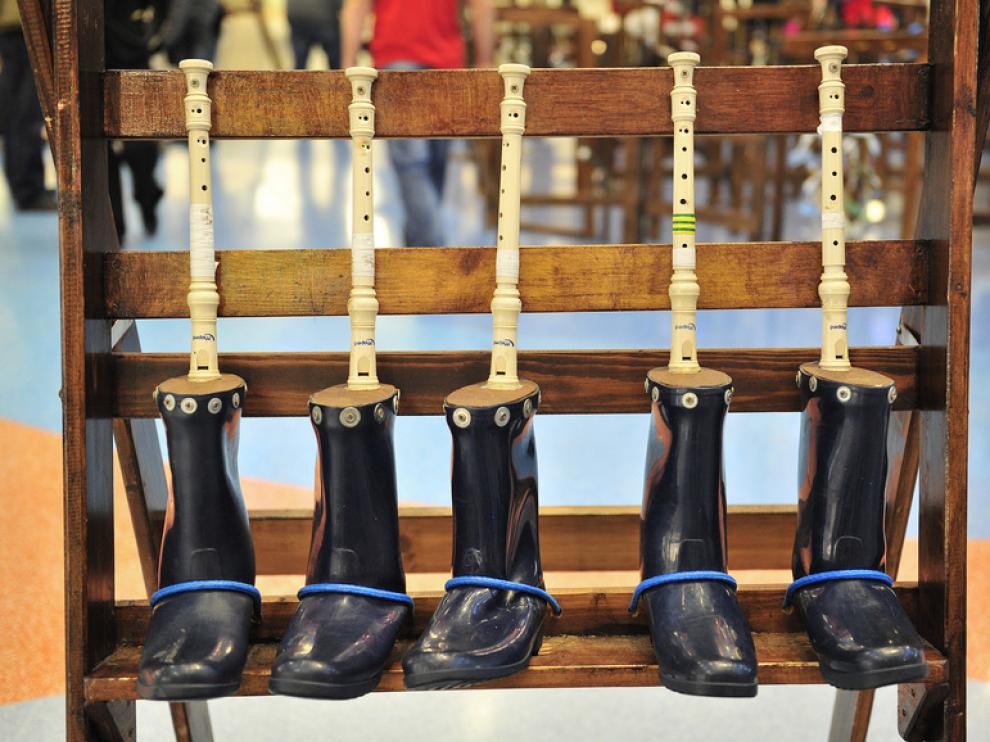 Unas botas de agua dan lugar a un original instrumento