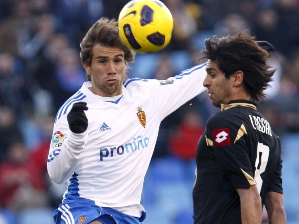 Leo Ponzio disputa el balón con Lassad, esta temporada