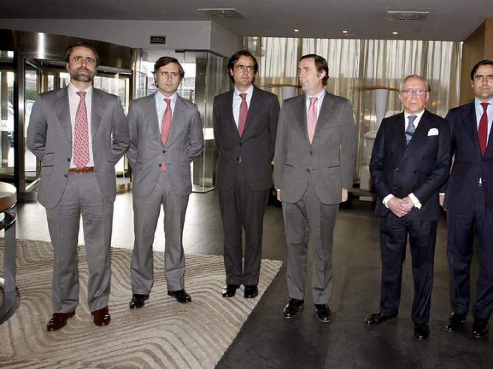 José María Ruiz Mateos (3d), acompañado de seis de sus hijos para anunciar que diez empresas de Nueva Rumasa se han acogido al procedimiento especial de la Ley Concursal