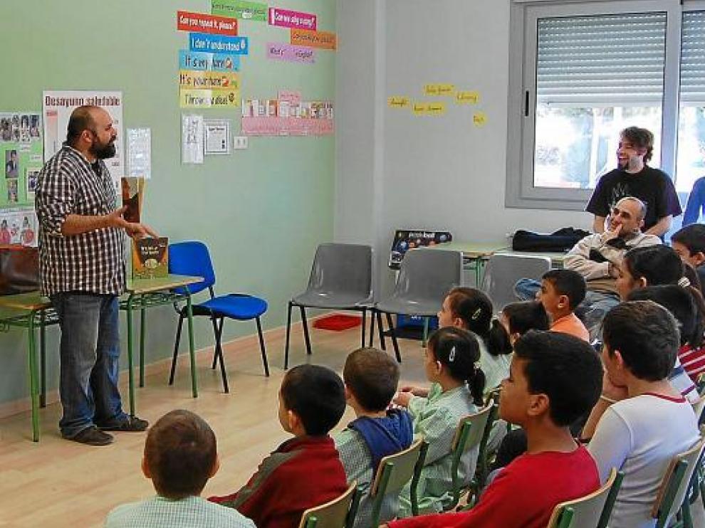 Los alumnos del colegio Virgen de Litera, divertidos con las historias de Félix Albo.