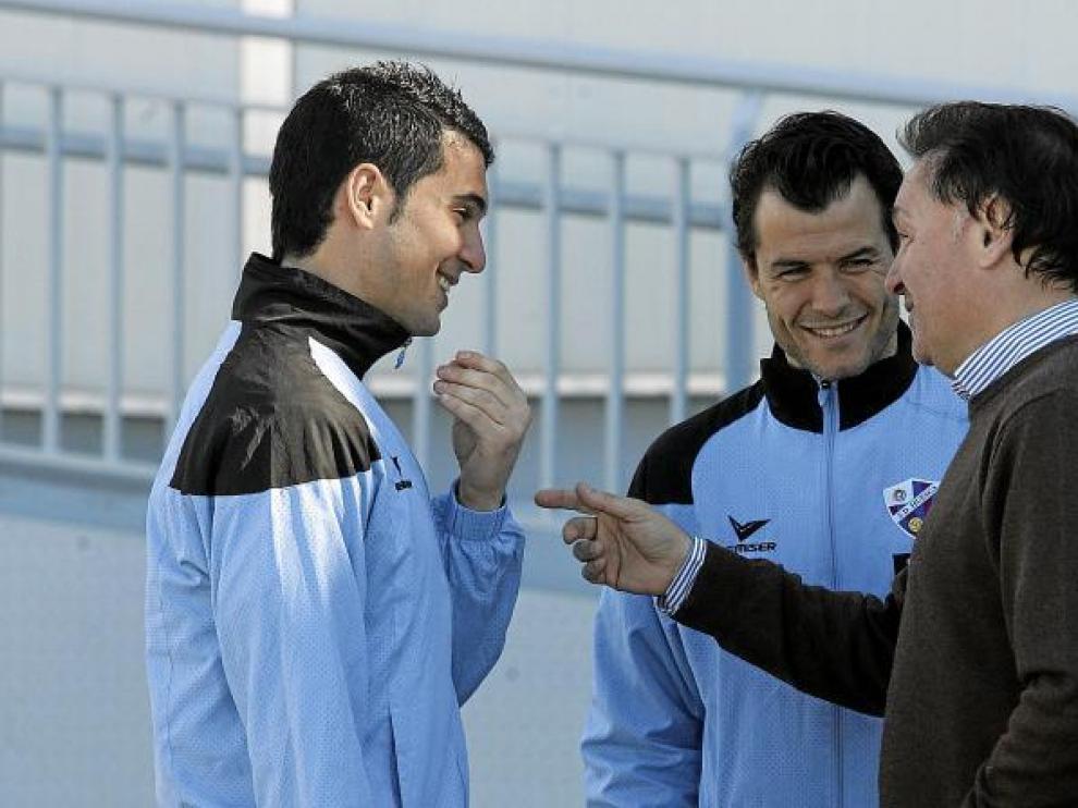 Lasaosa, vicepresidente del club, charla con Andrés, recién renovado en Osasuna, ante la presencia de Camacho.