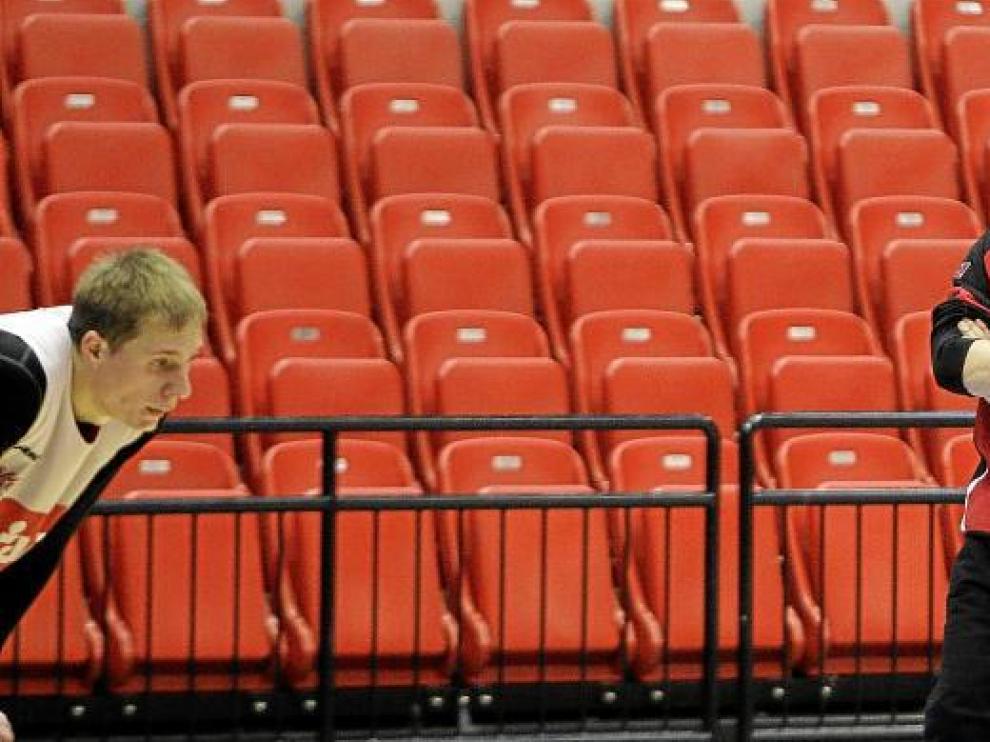 José Luis Abós observa a sus jugadores durante un entrenamiento en el Príncipe Felipe.