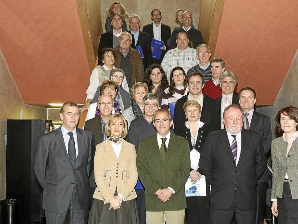 Los responsables de Ibercaja y los representantes de las entidades e instituciones beneficiarias posaron juntos tras la firma de los convenios.
