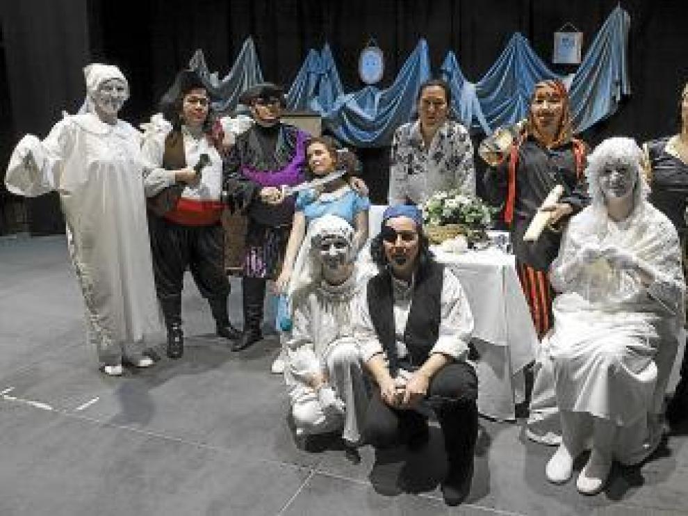 El grupo de teatro está formado por diez mamás.