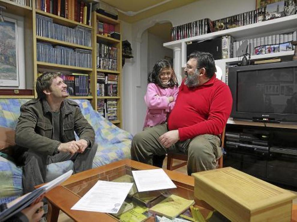 Teresa, de 9 años, con Nicula (a la izquierda) y su padre, Francisco Gil.