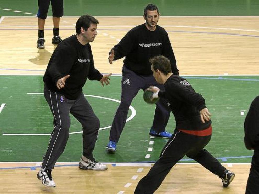 Ancizu, con la bola, busca una salida frente a Bartolomé y Álvarez en el entrenamiento de ayer.