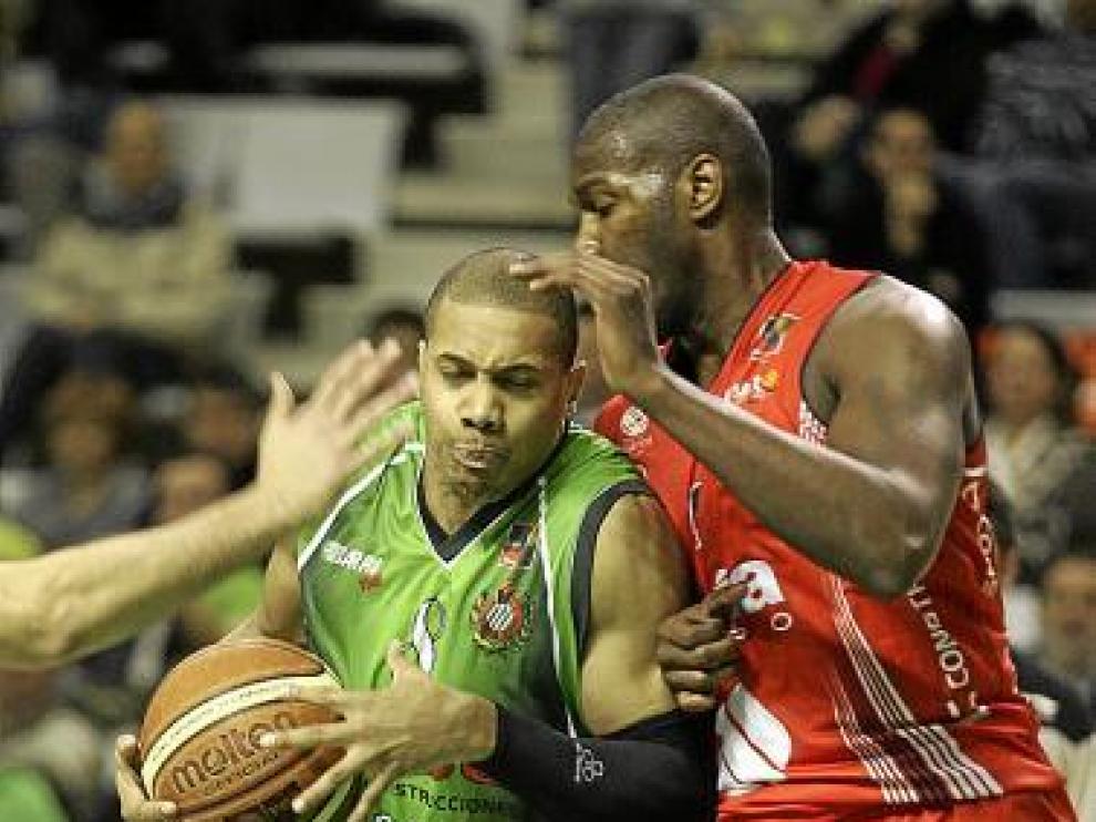 Yango se protege de Lee en el partido del pasado miércoles.