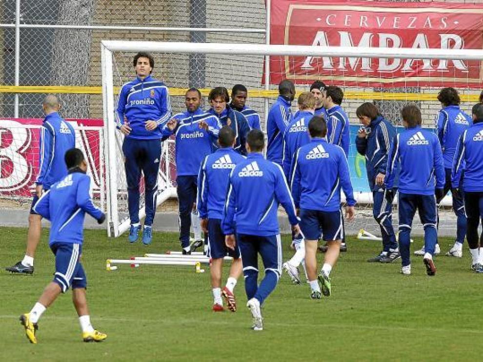 Los futbolistas del Real Zaragoza durante un entrenamiento en la Ciudad Deportiva.