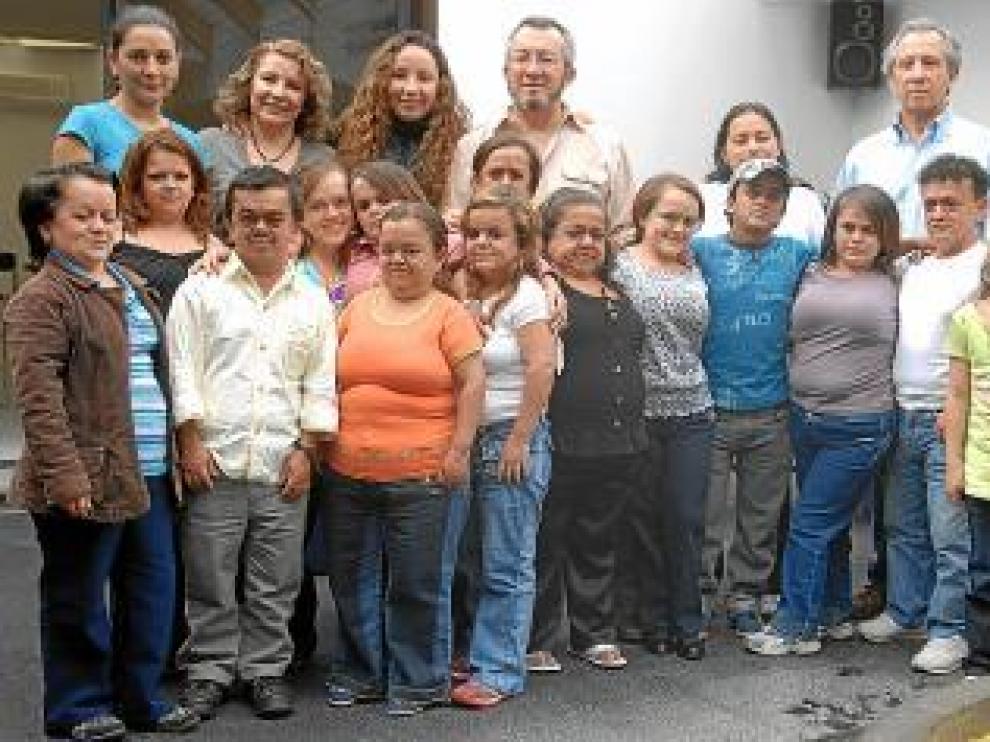 El doctor Guevara (c), con varios de los ecuatorianos que estudia.