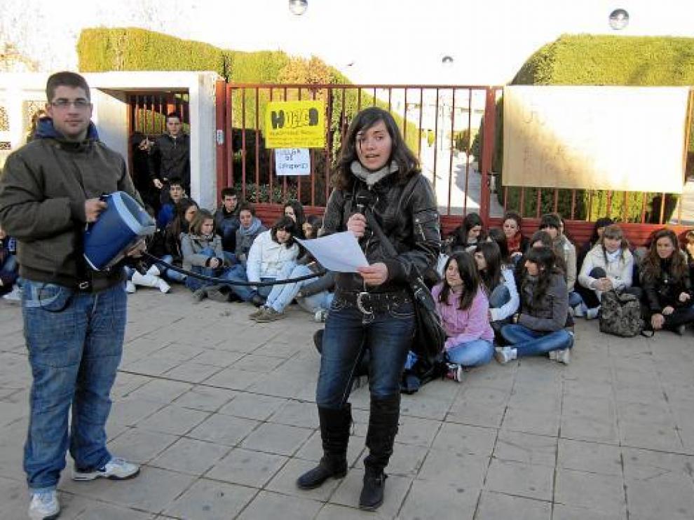 Los estudiantes del IES Bajo Aragón de Alcañiz, concentrados a las puertas del centro de educación.