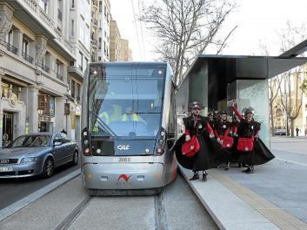 El grupo Los Tantan, ayer con un tranvía en pruebas.