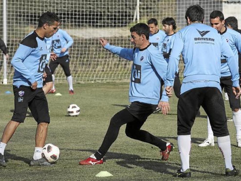 Los jugadores oscenses realizando una sesión de entrenamiento.
