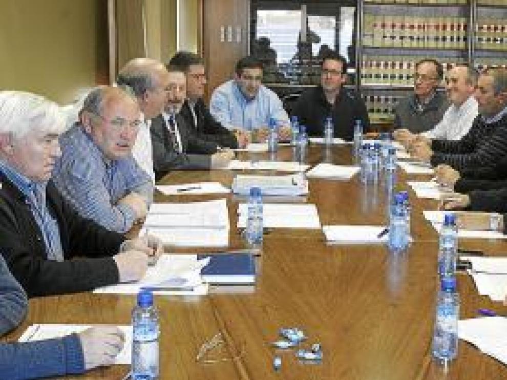 Trillo, segundo por la izquierda, en la junta de gobierno de ayer.