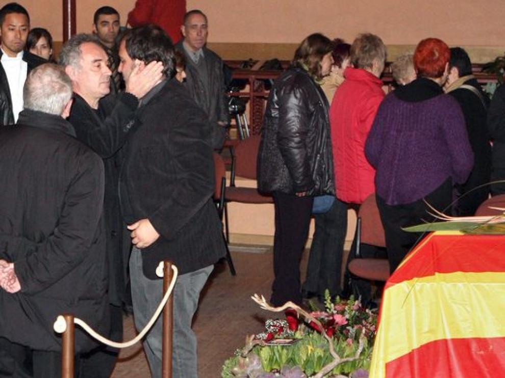 Ferran Adrià abraza a Pau Santamaría, hijo de Santi Satamaría