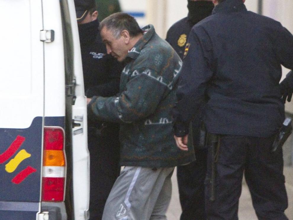 Santiago del Valle, entrando en un furgón policial