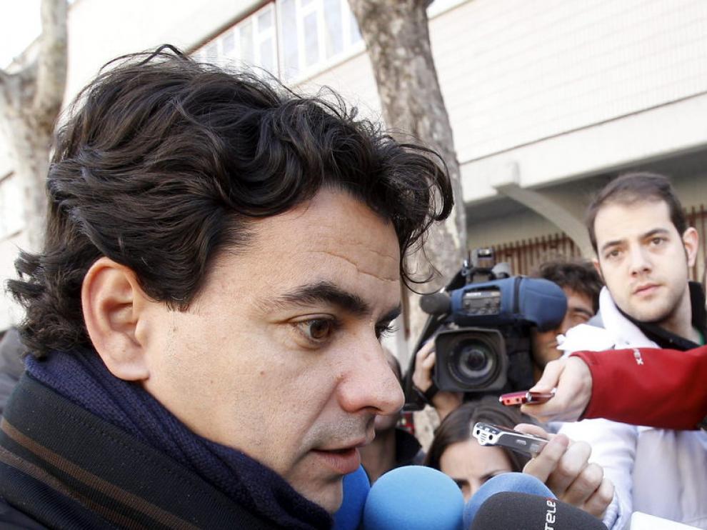Michel, capitán del Rayo Vallecano, atiende a los medios antes de la reunión con Ruiz-Mateos