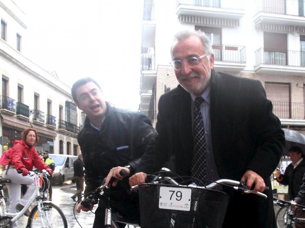 El director general de Tráfico, Pere Navarro (d) acompañado por otras autoridades , pasean en bicicleta con motivo del II Encuentro de Ciudades para la Seguridad Vial de Córdoba.