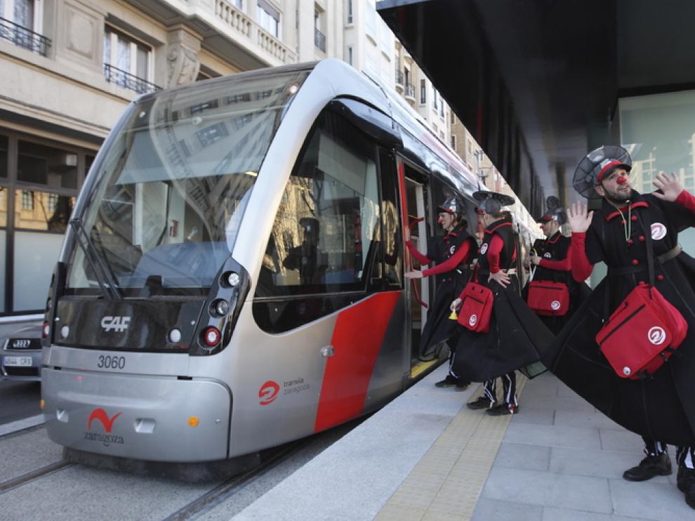 Los Tan Tan informan a los usuarios sobre el tranvía de Zaragoza
