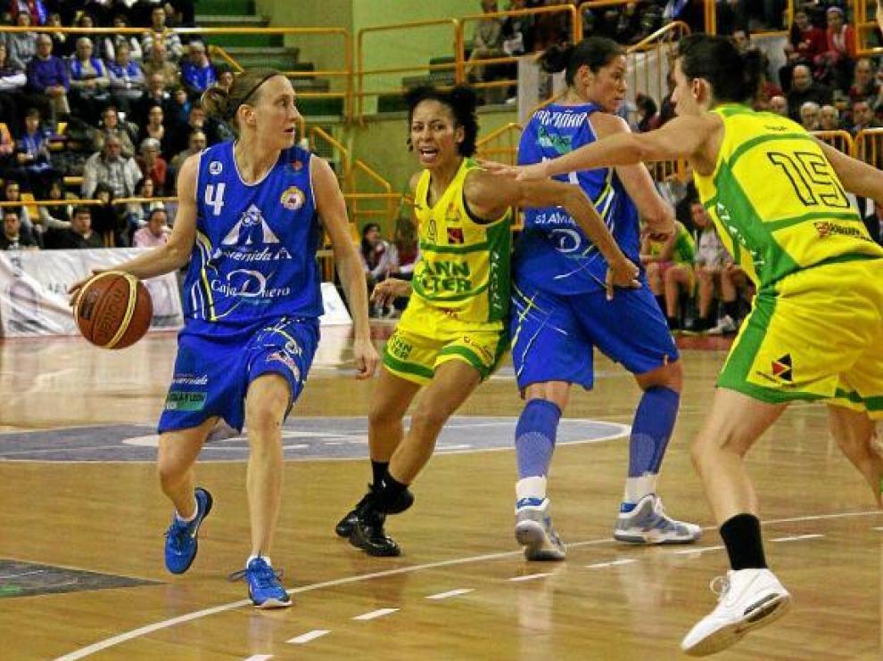 Feaster y Pina tratan de defender un ataque de la jugadora local De Mondt.