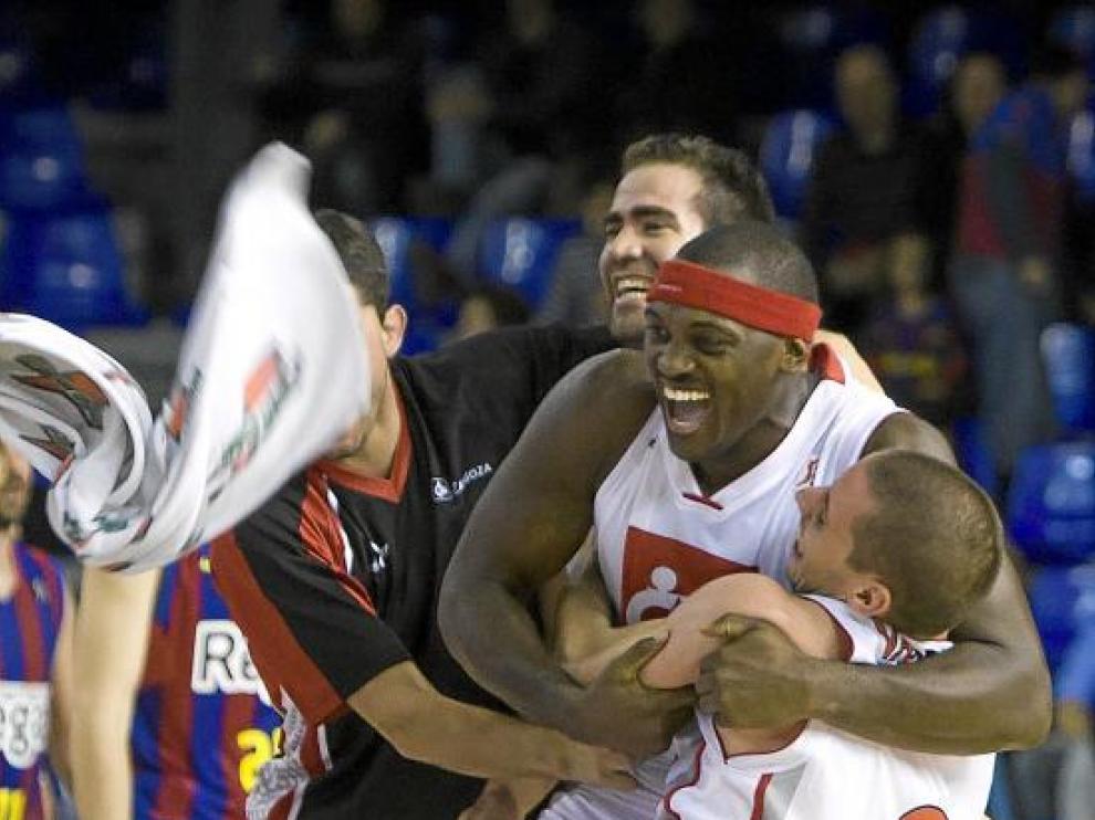 Darren Phillip se abraza a Sam Van Rossom tras lograr la canasta del triunfo en el Palau.