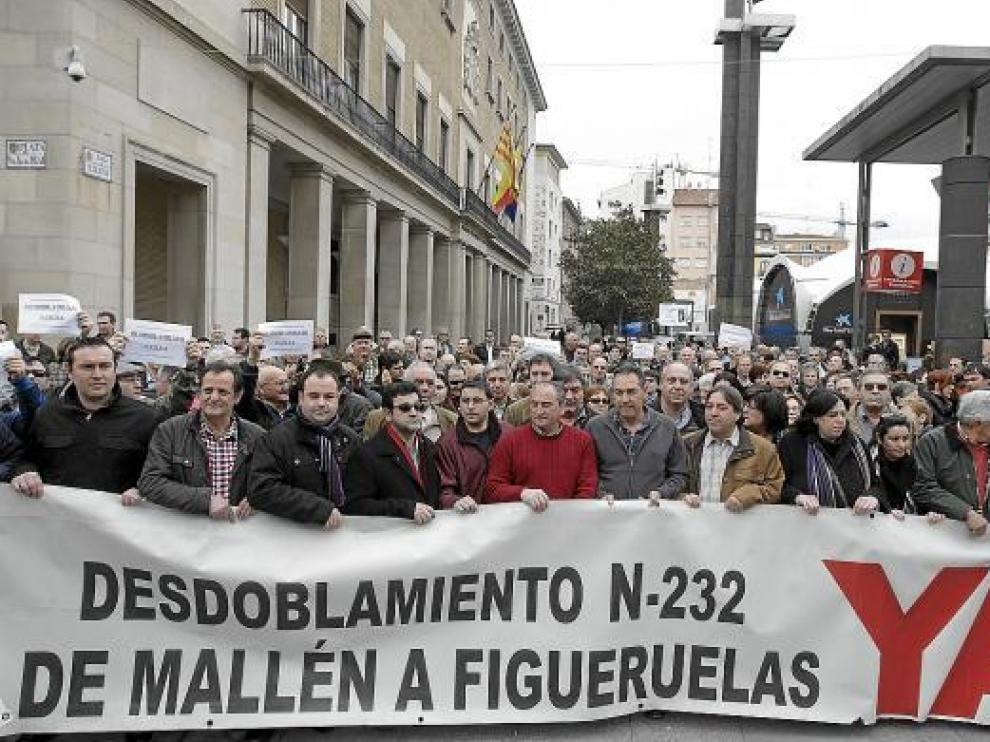 Vecinos y alcaldes de los pueblos afectados, ayer, en las puertas de la Delegación del Gobierno.