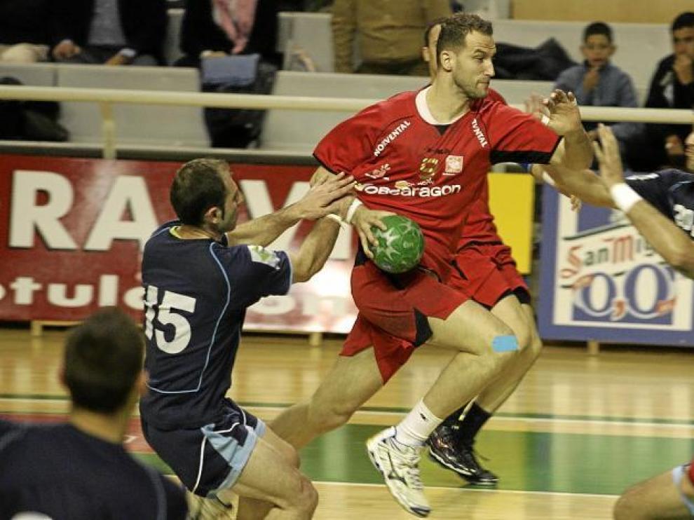 Ilia Sladic, en la imagen, marcó cuatro tantos seguidos que sostuvieron al Obearagón en el partido contra el Cangas.