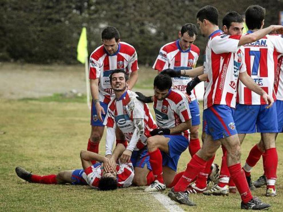 Jugadores del Monzón celebrando una victoria. Hoy tienen un difícil compromiso contra el 'Sabi'.