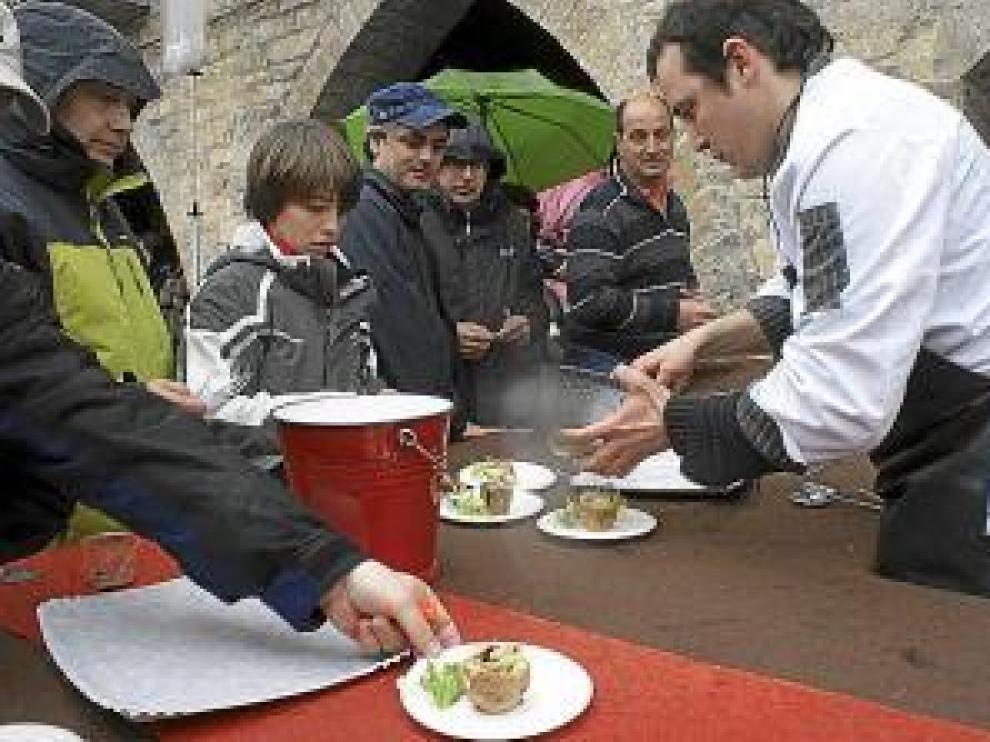 Patata rellena asada con trufa, del Mora de Nuei.